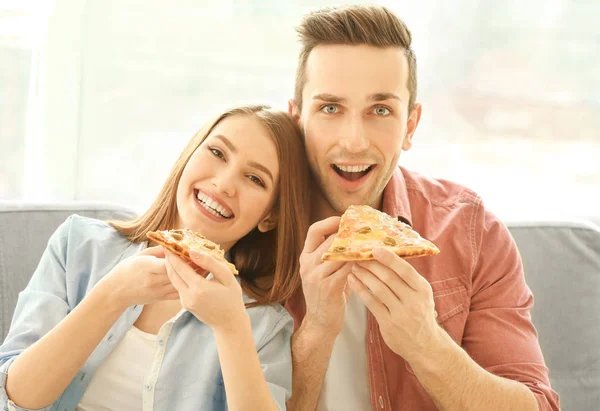 Ungt par som spiser godt – stockfoto