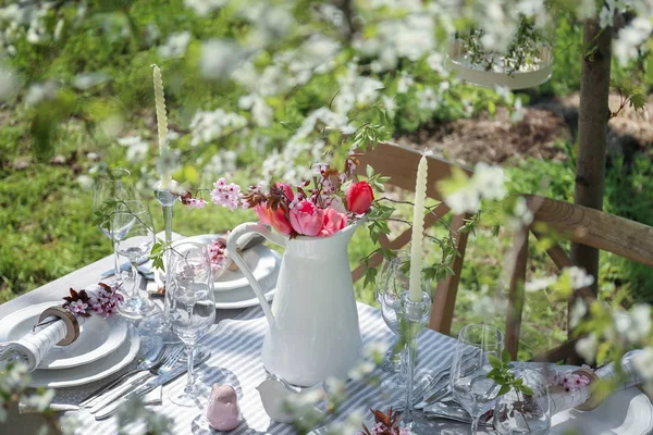 Krug mit blühendem Blumenstrauß — Stockfoto