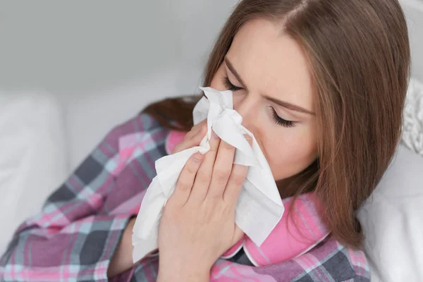 Mujer enferma con tejido — Foto de Stock