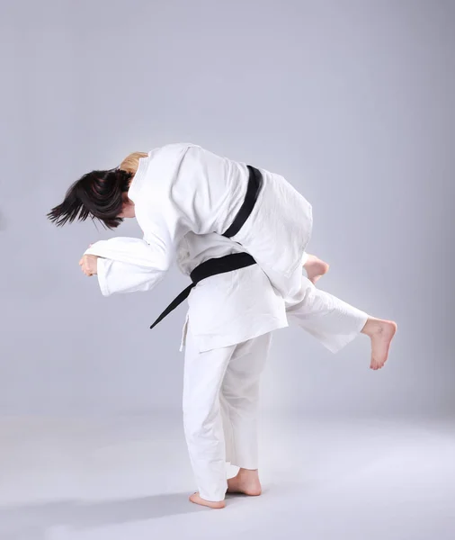 Mujeres practicando artes marciales —  Fotos de Stock