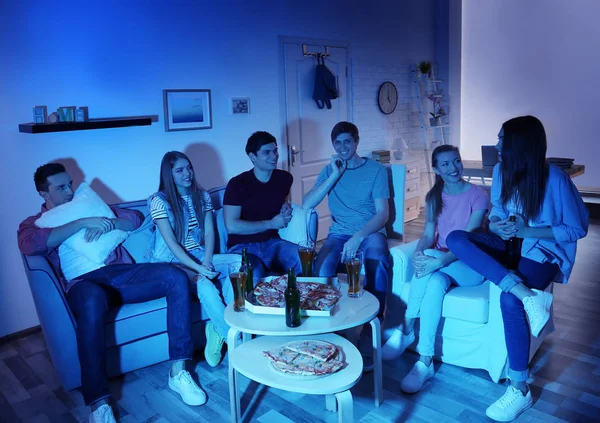 朋友与可口比萨和啤酒看电视在晚上在家 — 图库照片