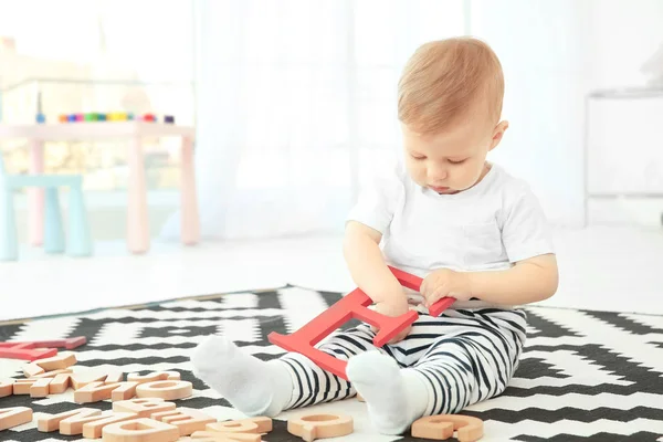 Schattig klein kind — Stockfoto