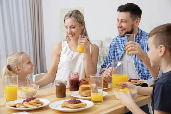 Familia feliz desayunando en la cocina — Foto de Stock