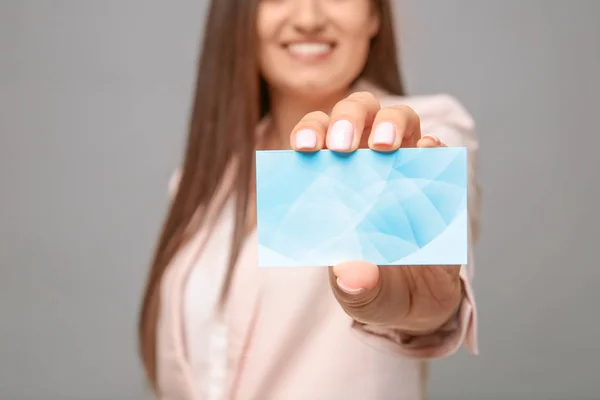 Jeune femme avec carte de visite — Photo