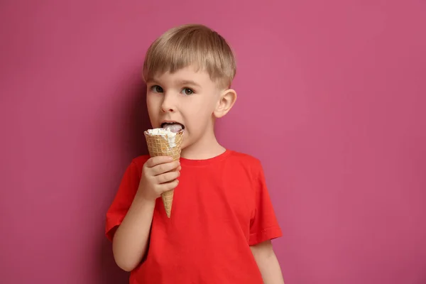 Pequeño niño comiendo helado — Foto de Stock