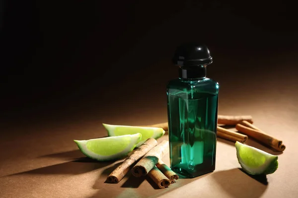 Composição com perfume masculino moderno — Fotografia de Stock