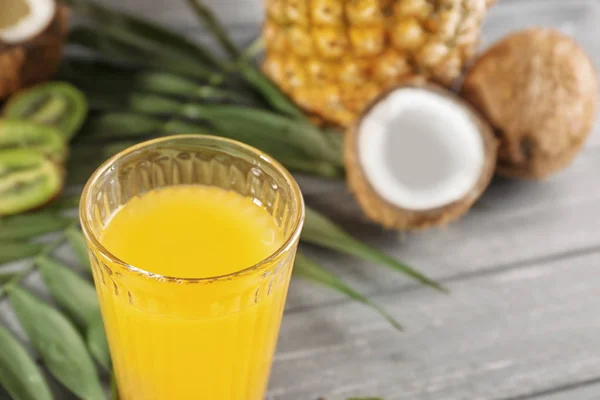 Bardak ananas suyu — Stok fotoğraf