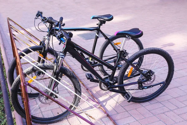 Bicicletas en estacionamientos — Foto de Stock