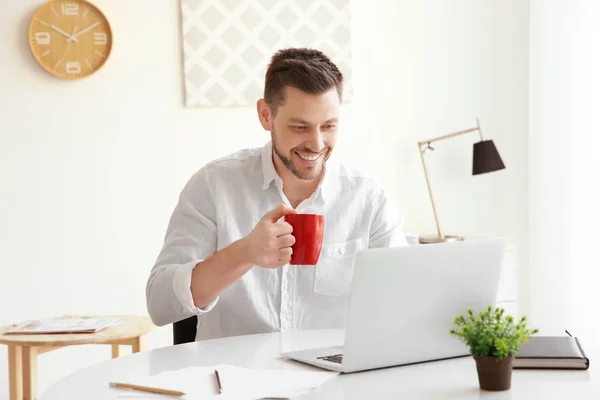 Joven que trabaja con el ordenador portátil — Foto de Stock