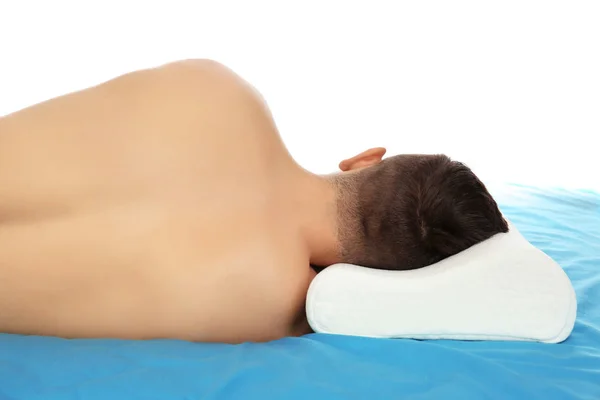 Άντρας ξαπλωμένος στο κρεβάτι με ορθοπεδικό μαξιλάρι — Φωτογραφία Αρχείου