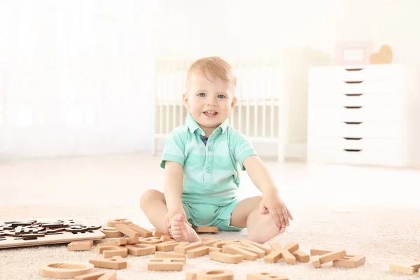 Lindo niño pequeño —  Fotos de Stock