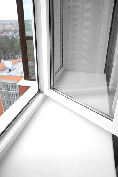 Modern pencere pervazına — Stok fotoğraf