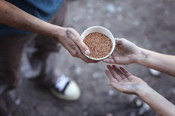 Man sharing food with woman — Stock Photo, Image