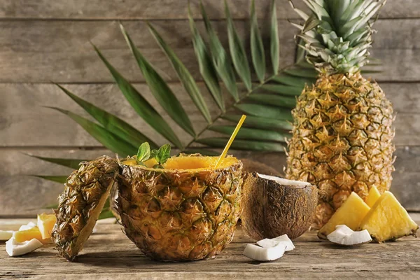 Ananas ve hindistancevizi kokteyl — Stok fotoğraf