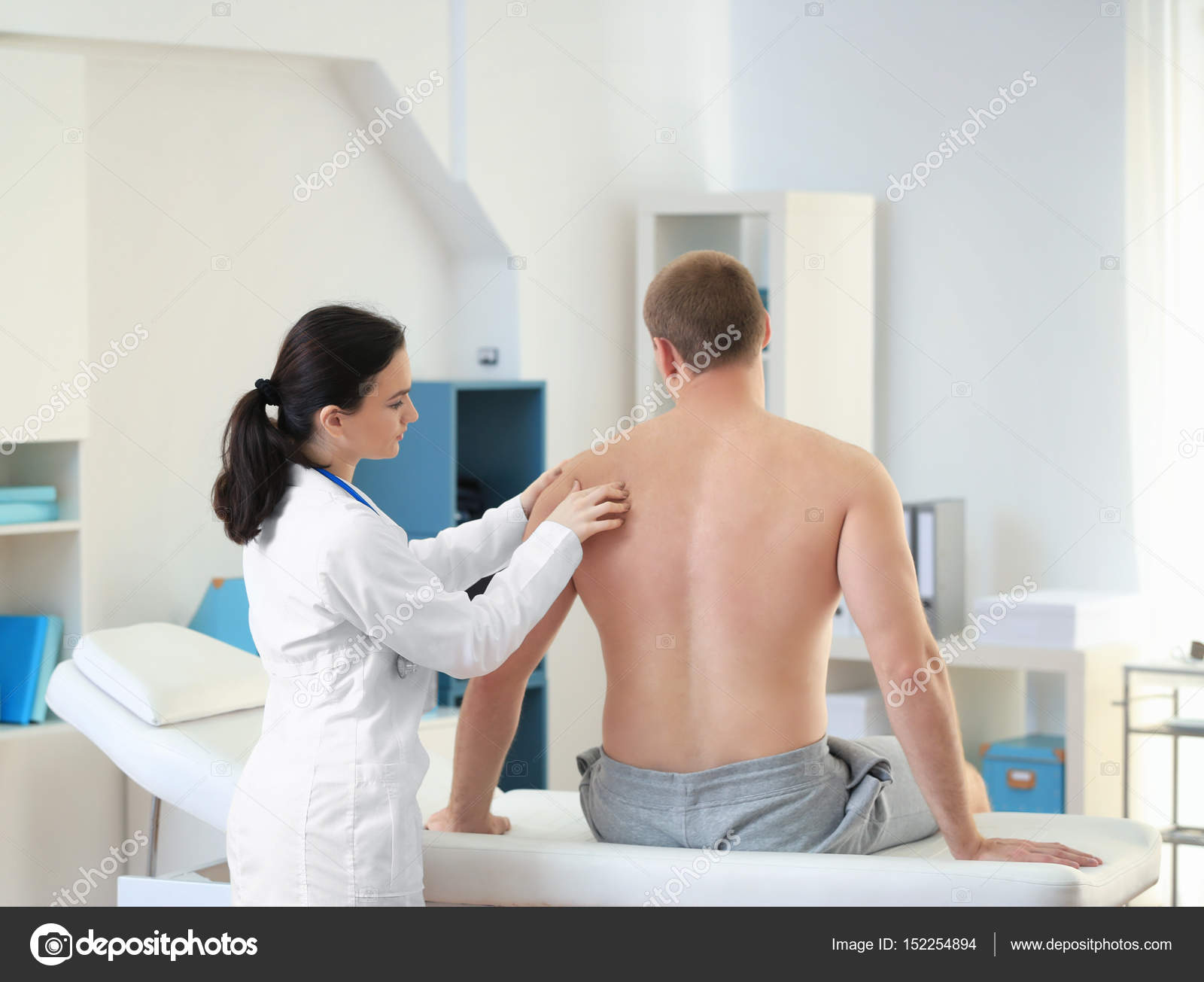 Врач по пояснице. Осмотр пациента. Обследование у врача. Врач осматривает больного. Врач осматривает плечо.