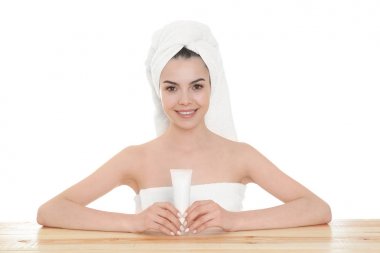 krema ile banyo sonra genç kadın 