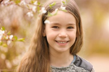 Şirin kız parkta yürüyüş