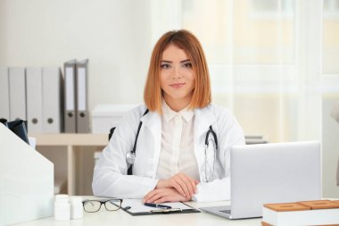 Ofiste güzel genç ortopedi uzmanı