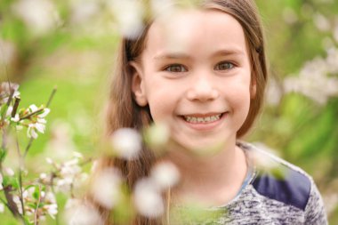 Şirin kız parkta yürüyüş