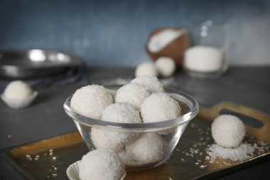 Hindistan cevizi şeker ile kase