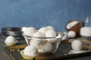 Hindistan cevizi şeker ile kase