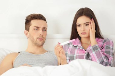 birkaç hamilelik testi görünümlü yalan