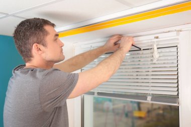 Yükleme pencere kepenkleri genç adam 