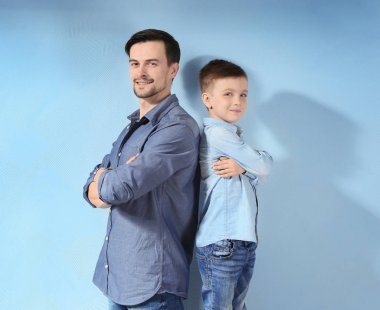 Yakışıklı adam ve oğlu 