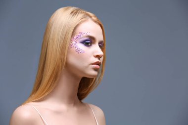Yaratıcı makyajlı kadın