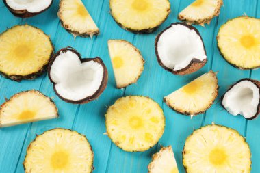 Taze hindistan cevizi ve ananas dilimleri 