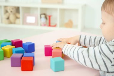 sevimli küçük bir çocuk