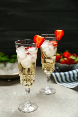 Çilek ile serinletici kokteyller