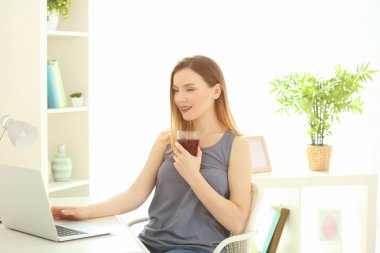 Güzel bir kadın içki taze