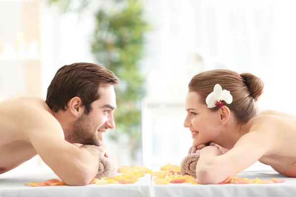 Casal relaxante no salão de spa — Fotografia de Stock