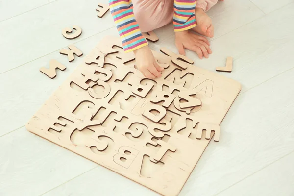 Criança brincando com letras — Fotografia de Stock