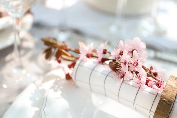 Plate with napkin and branch of flowers — Stock Photo, Image