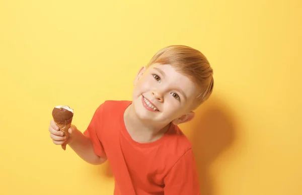 Μικρό αγόρι τρώει παγωτό — Φωτογραφία Αρχείου