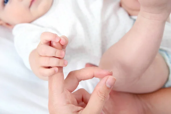 Madre che tiene il bambino — Foto Stock