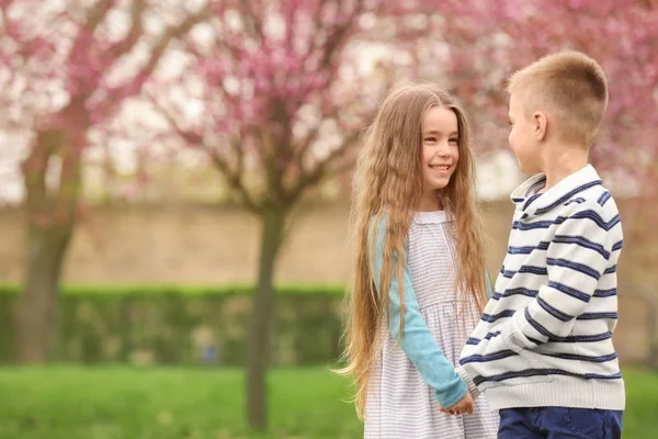 Girl and boy in spring park — Stock Photo, Image