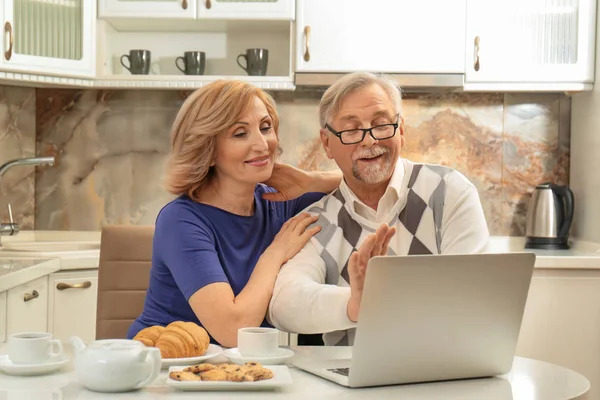 Nettes älteres Ehepaar — Stockfoto