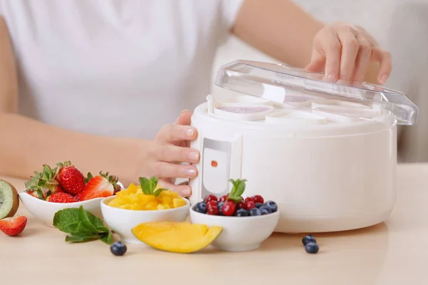 Mujer preparando sabroso yogur —  Fotos de Stock