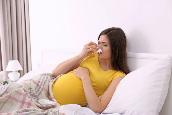 ผู้หญิงตั้งครรภ์ที่มีอาการแพ้ — ภาพถ่ายสต็อก