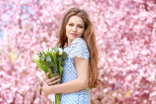 Femme avec bouquet de tulipes — Photo