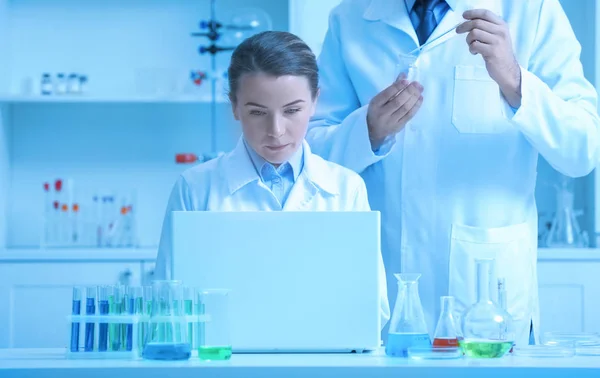 Científicos trabajando en laboratorio — Foto de Stock