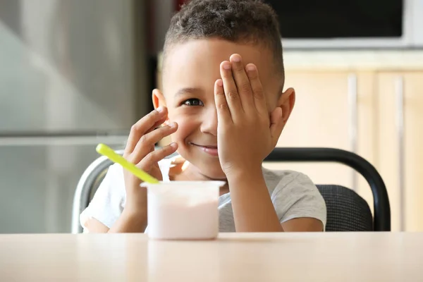 Африканский мальчик, пьющий йогурт — стоковое фото