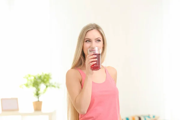 Beautiful woman drinking fresh — Stock Photo, Image