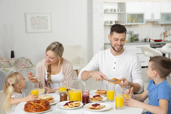 Glückliche Familie frühstückt in der Küche — Stockfoto