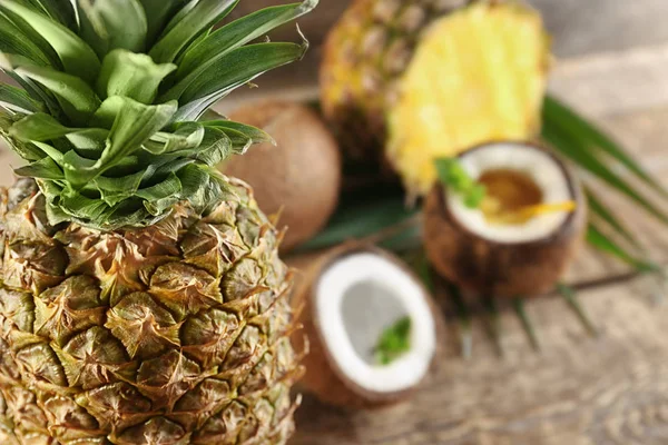 Ananas arka plan bulanık üzerinde — Stok fotoğraf