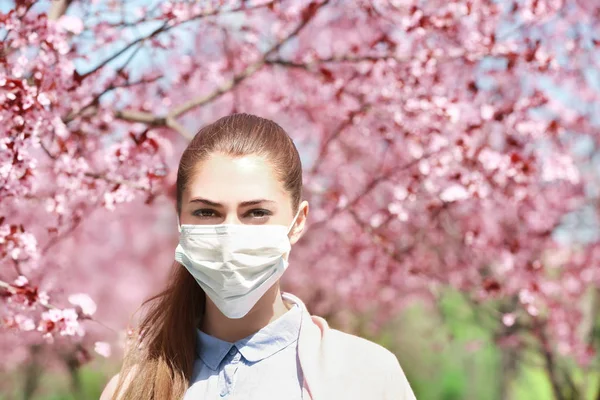 Menina jovem usando máscara facial — Fotografia de Stock