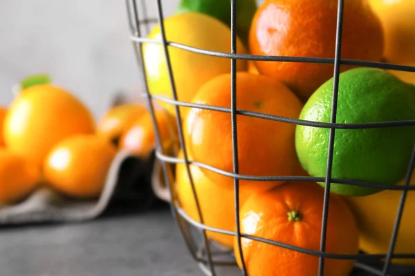 Metall korg med citrusfrukter — Stockfoto